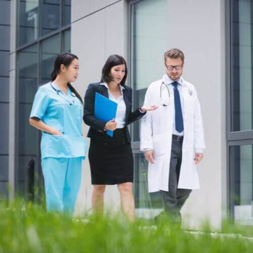 medigalia comercial haciendo una visita a un medico y una enfermera